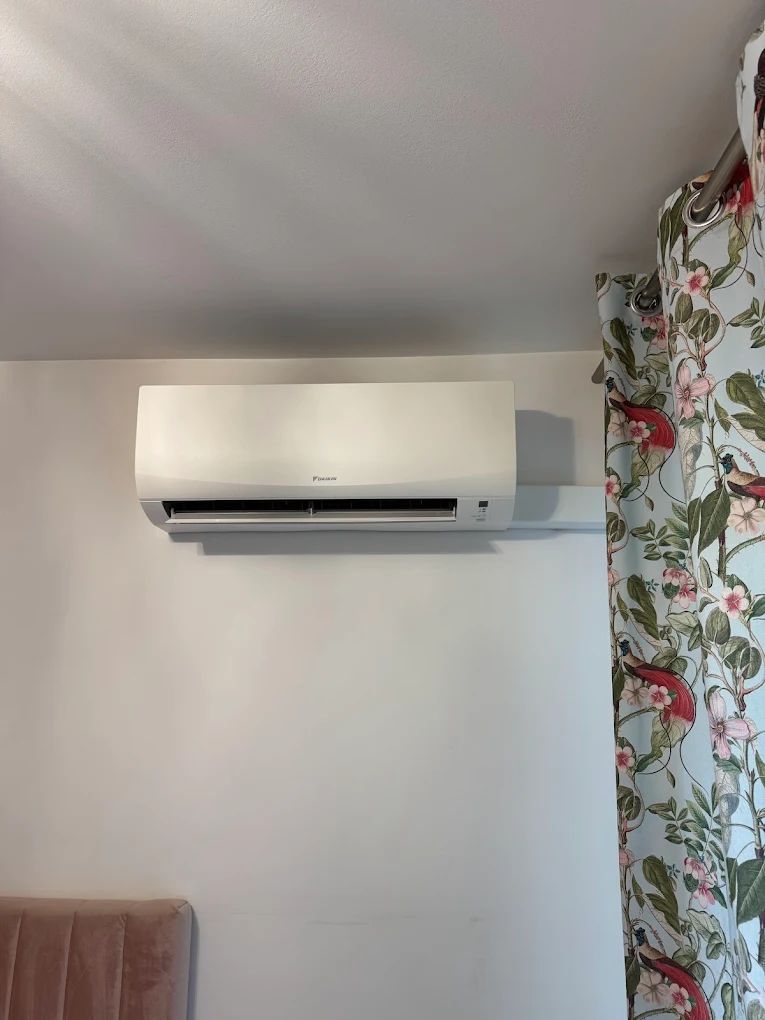 Climatisation murale dans une chambre
